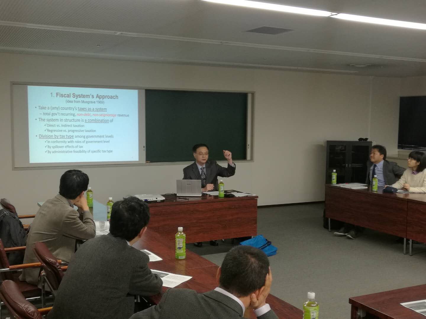 课题组组长侯一麟教授报告课题组阶段性成果